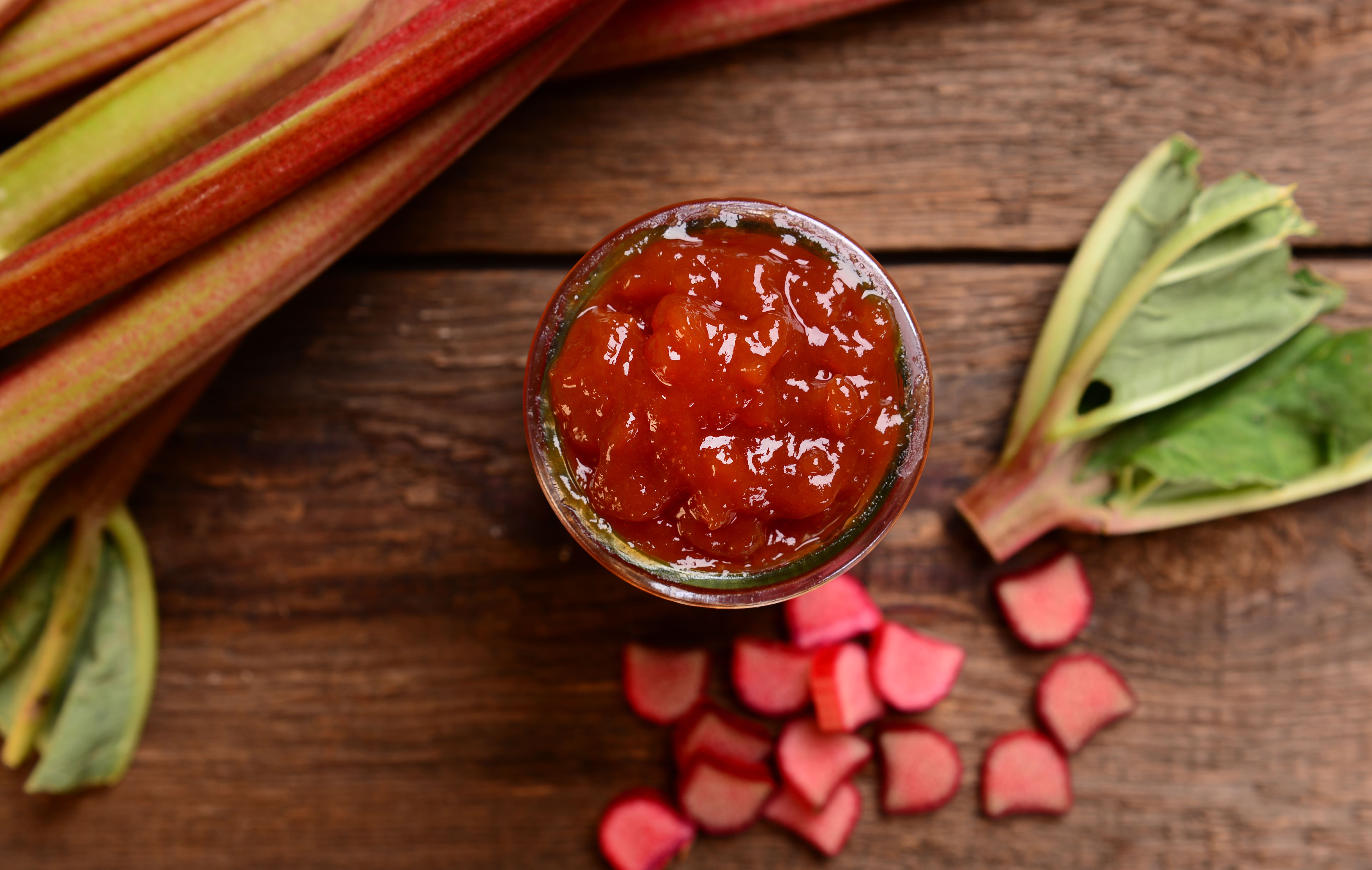Seizoensrecept: Rabarbercompote met aardbei en vanille