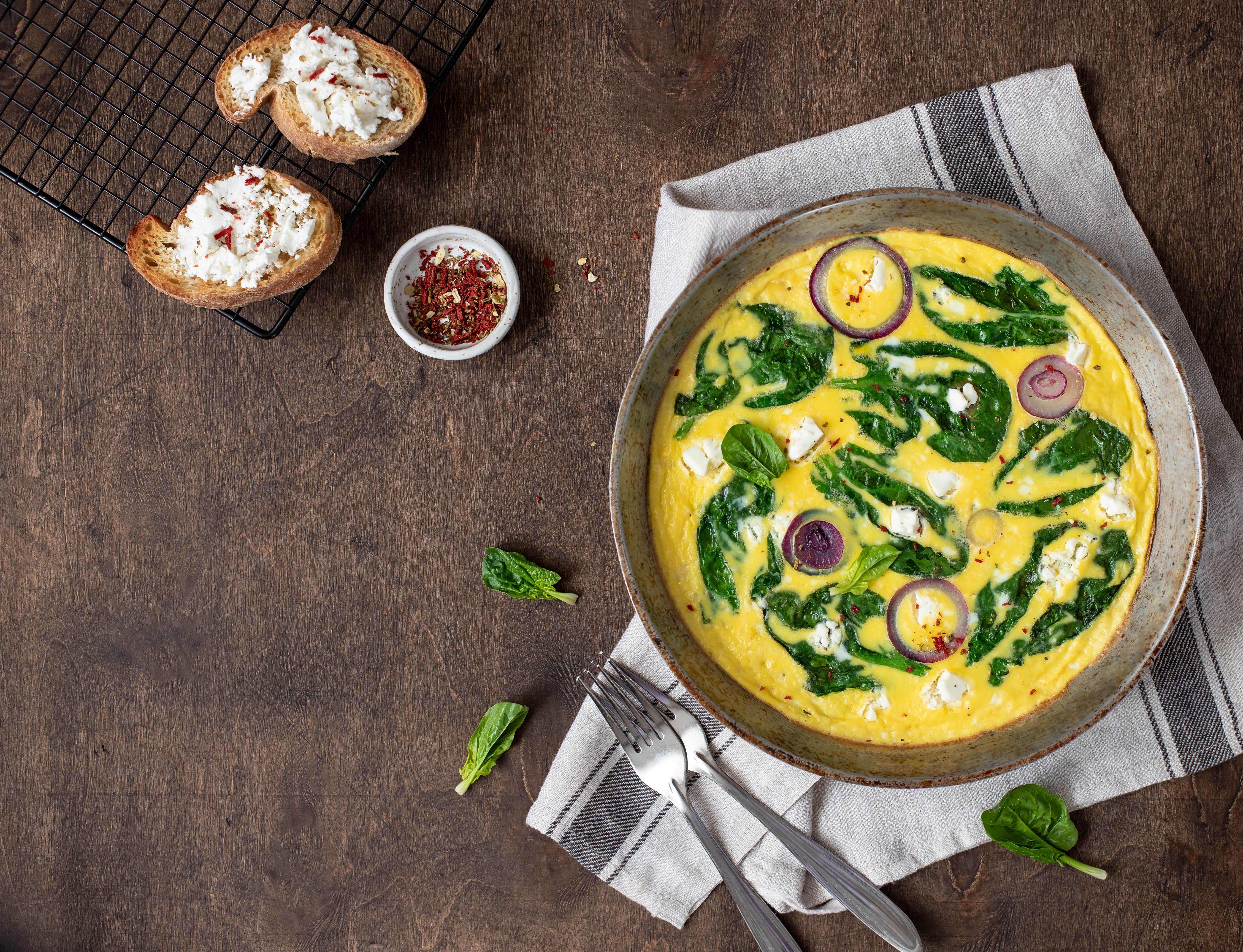 Spinazie-frittata met feta en rode ui