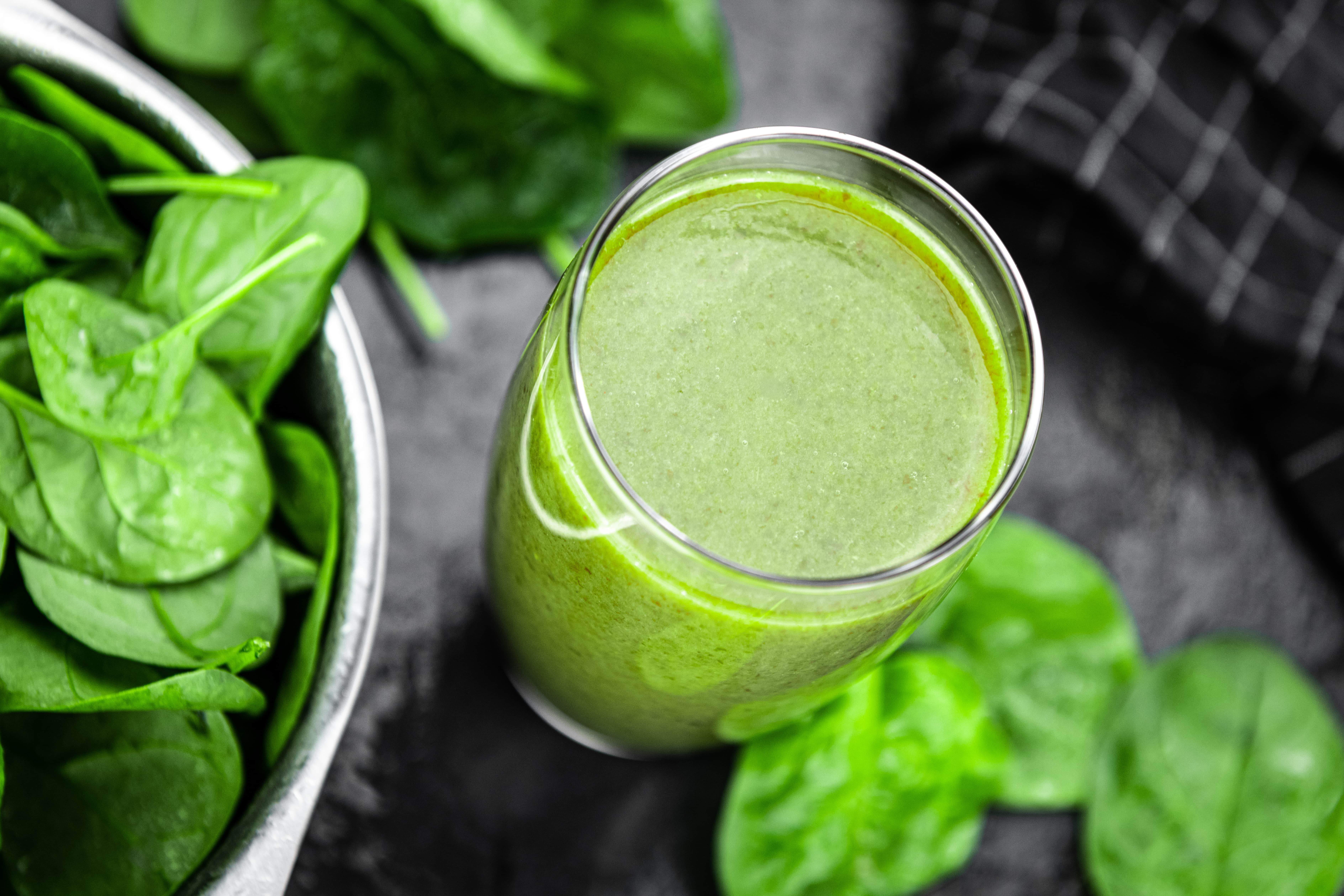 Seizoensrecept: Zomerse spinazie smoothie met mango en limoen