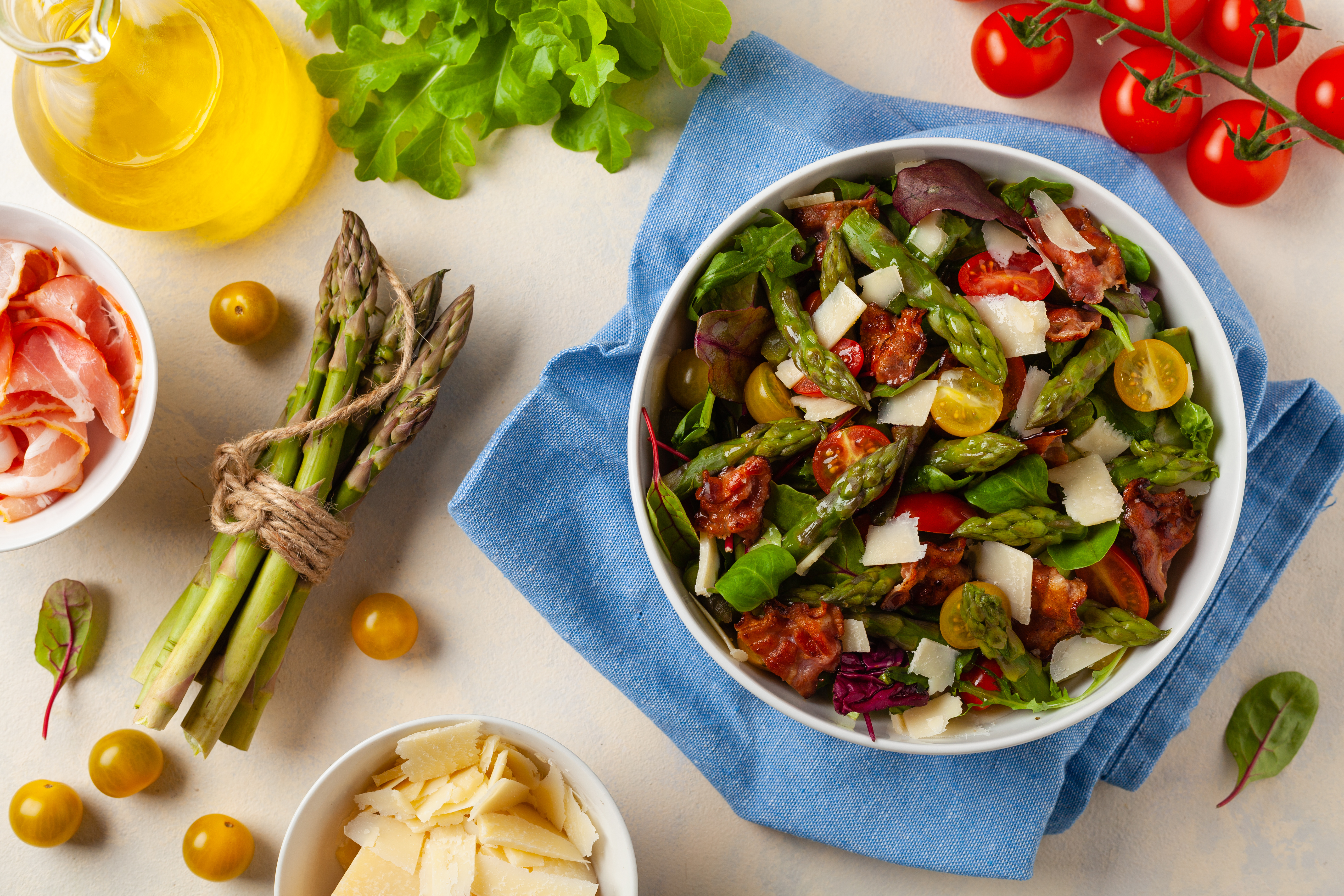 Seizoens salade: gegrilde groenten, rauwe ham en Parmezaanse kaas