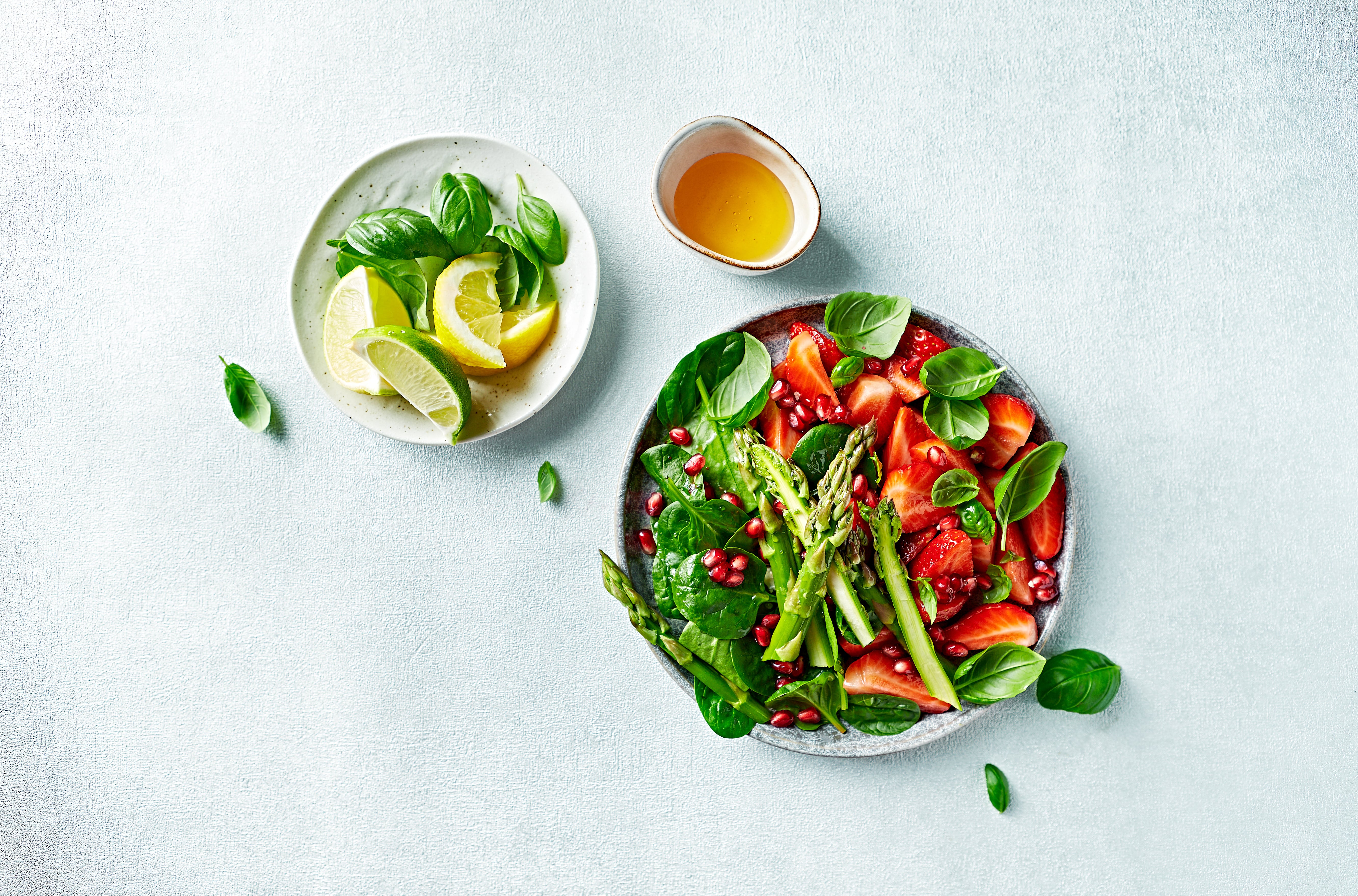 Seizoensrecept: groene asperges, aardbei en granaatappel