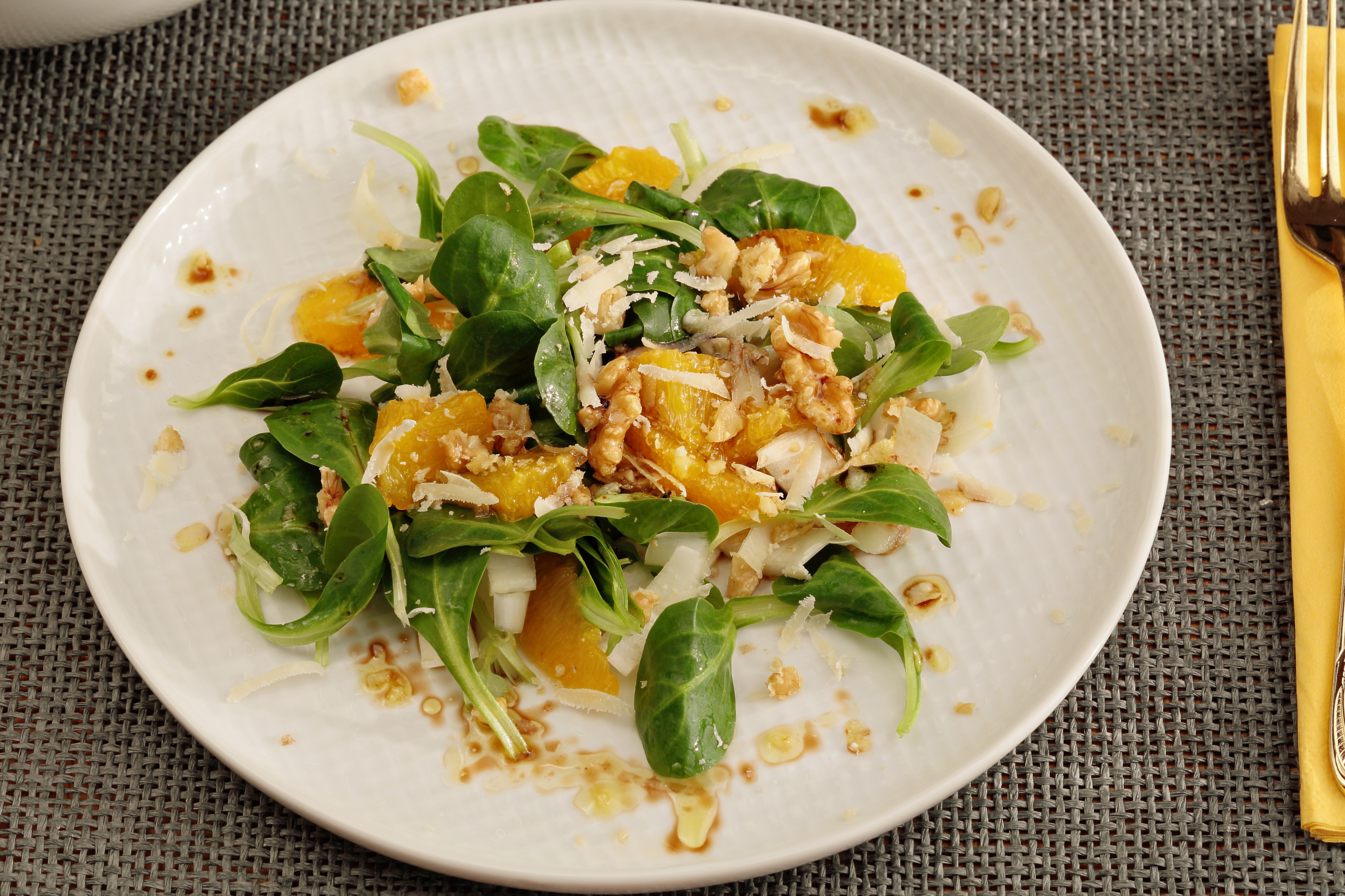 Salade van veldsla, witlof en sinaasappel