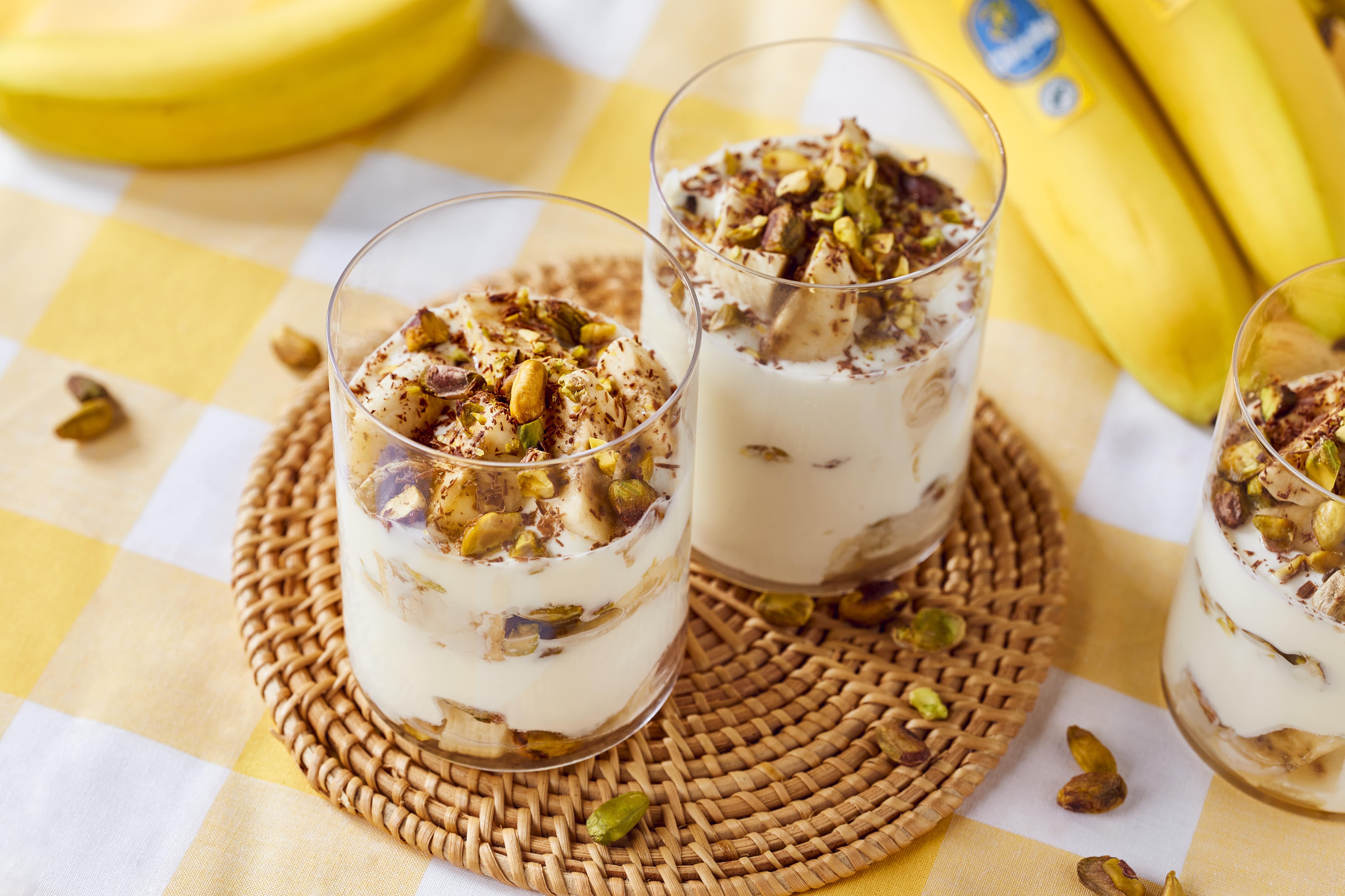 Trifle van yoghurt, gekarameliseerde banaan en pistache (van de barbecue)